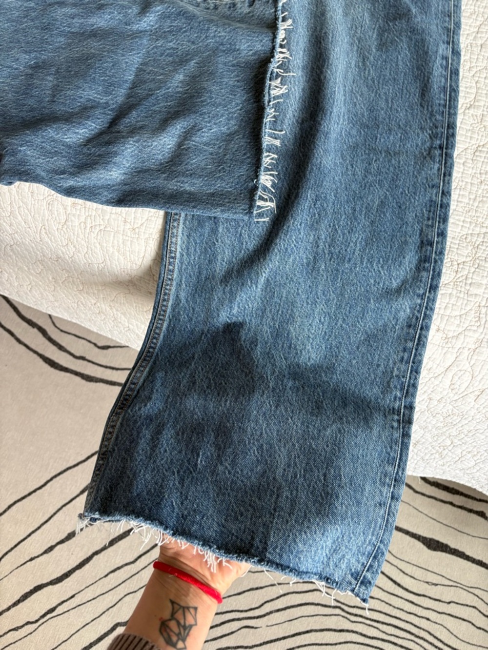 High-Rise Wide-Leg Women’s Jeans in Dark Blue with distressed hem - Picture 6 of 7